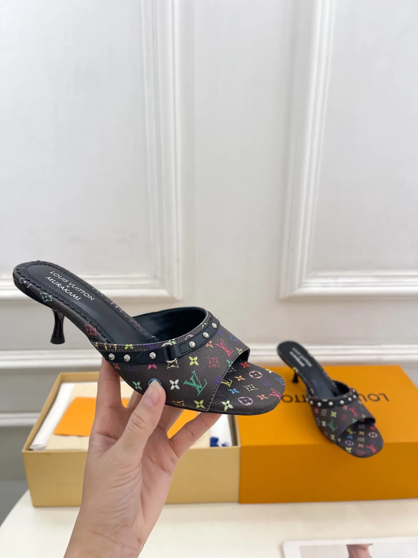 👟👟Ex-factory price 580👟👟 LV | Louis Vuitton 25𝐬𝐬 🧡💚2025 early spring new top version‼ ️The original version is the same. The counter features the latest LV Full of high-end feel! A popular model among bloggers at home and abroad, it’s retro and fashionable and looks amazing on your feet! Mainly recommended model on the official website★ ━━━━━ ЅᏇєєt ━━━━━ ▪️Upper: high-customized rainbow-colored presbyopia leather ▪️Lining: imported sheepskin lining ▪️Outsole: original Italian leather outsole ▪️Heel height: 5.5cm / 9.5cm ▪️Shoe size: 35-39 (34, 40, 41, 42 customized)